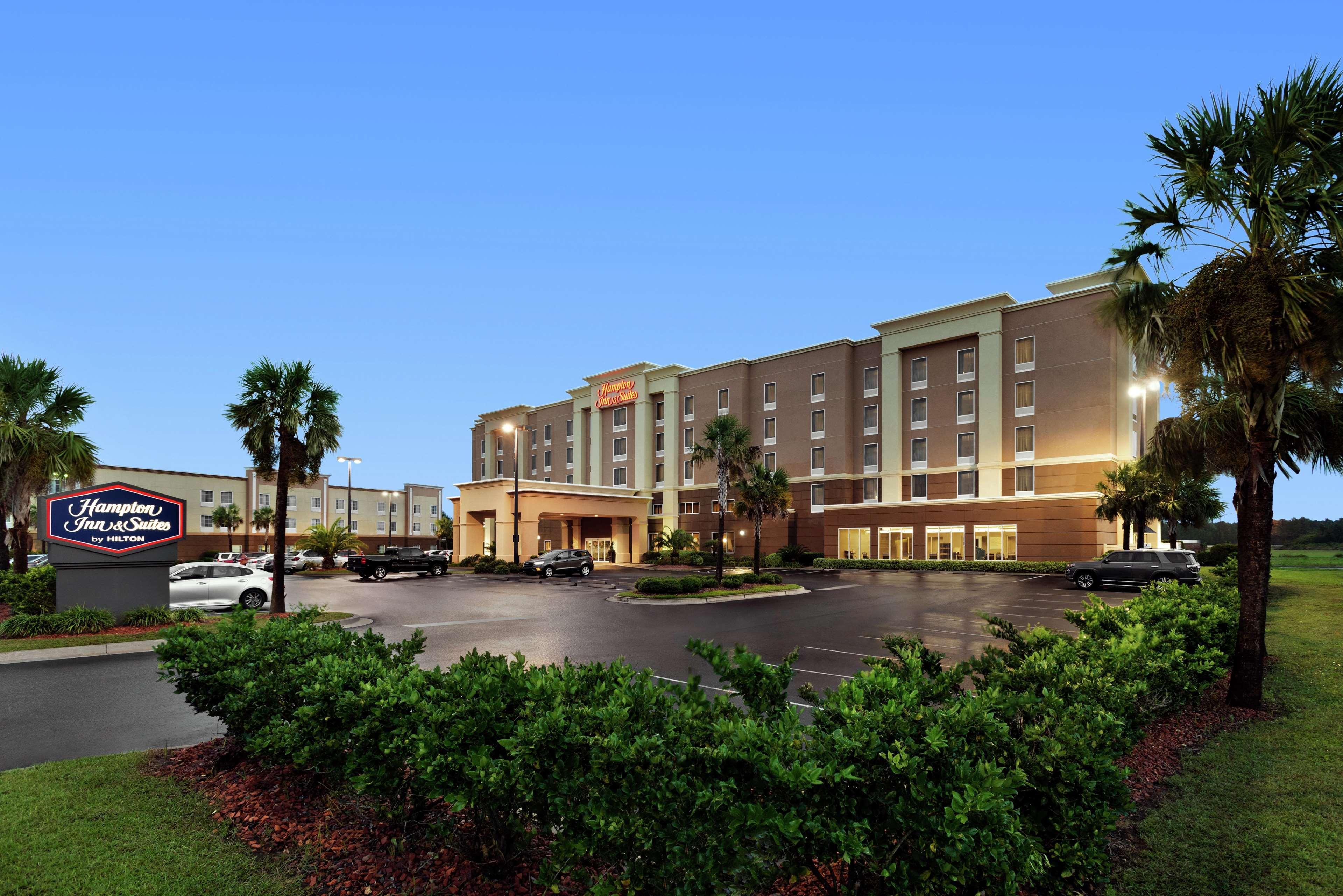 Hampton Inn & Suites Brunswick Exterior photo